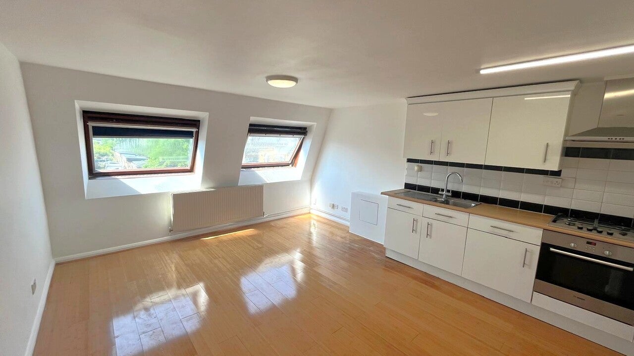 Flat Northfield Avenue in Greater London