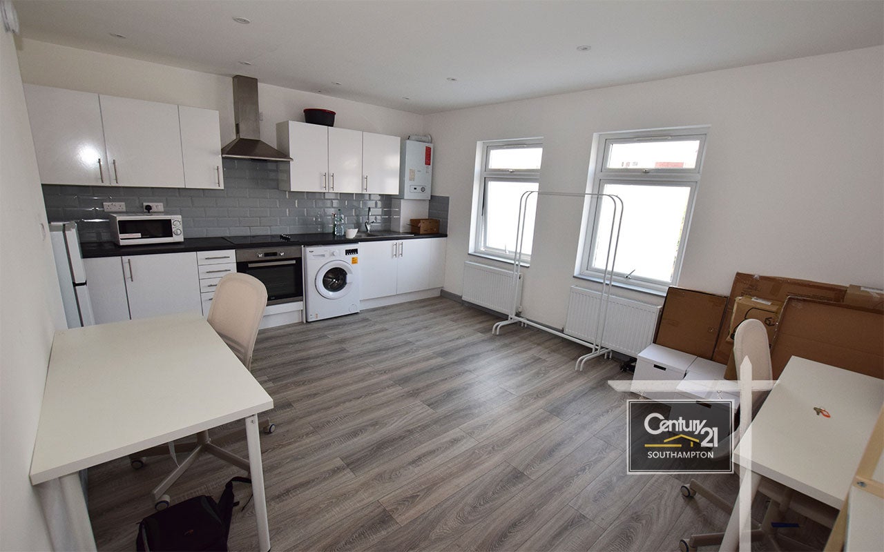 Flat Broadlands Road in Southampton