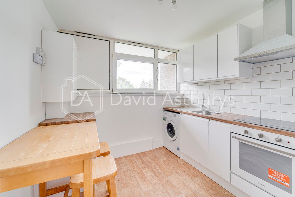 Room Caversham Road in Greater London