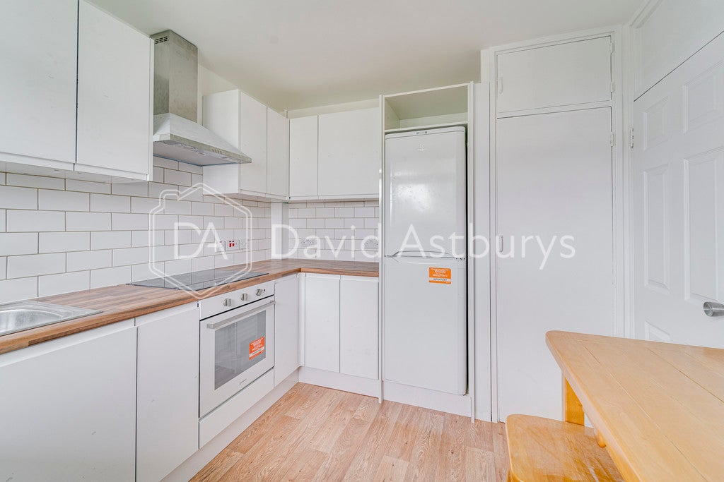 Room Caversham Road in Greater London