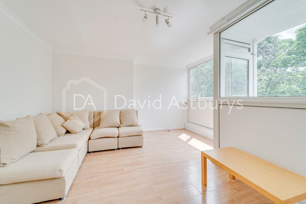 Room Caversham Road in Greater London