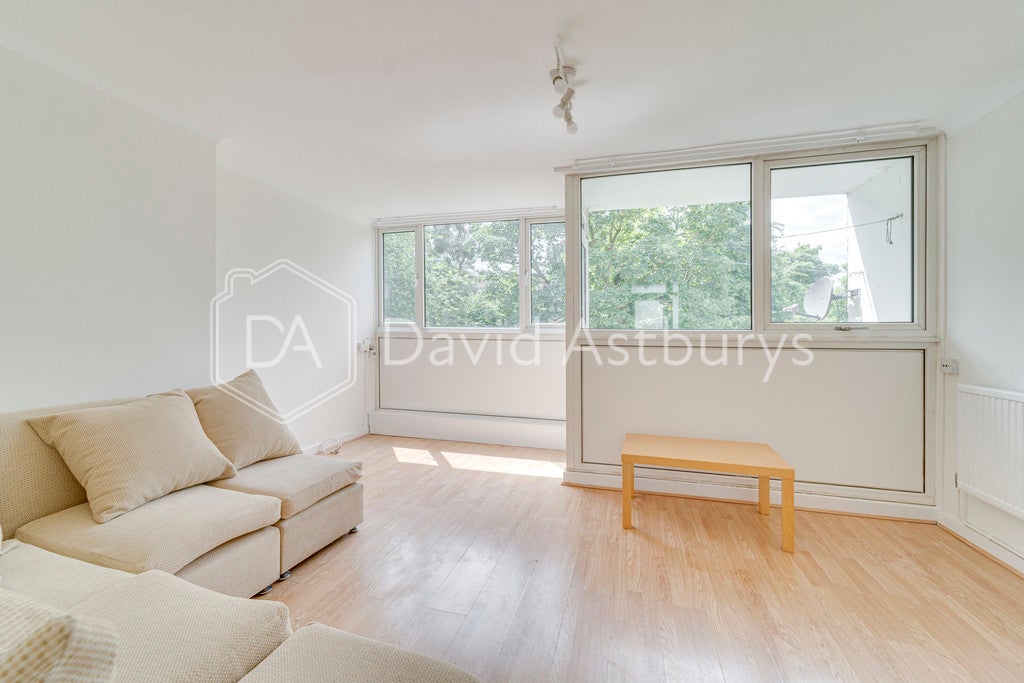 Room Caversham Road in Greater London