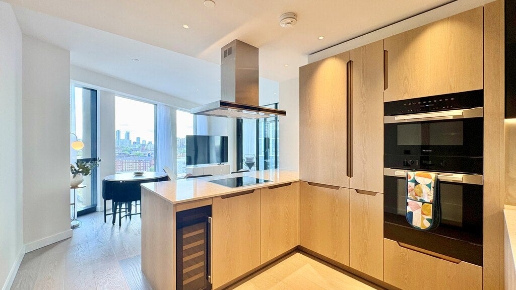 Flat Nine Elms Lane in Greater London