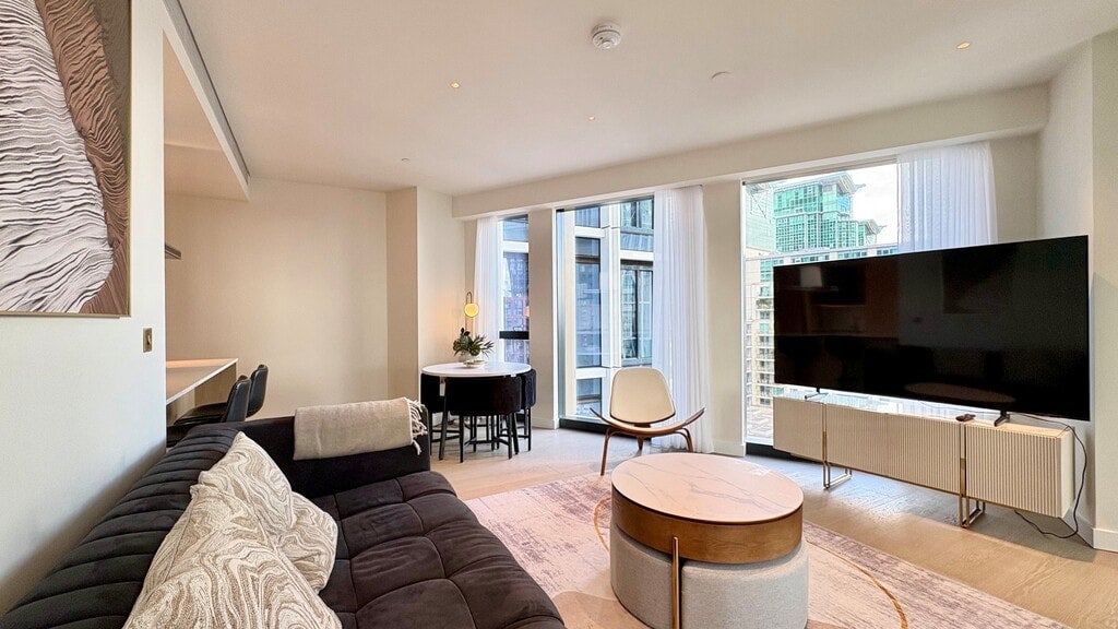 Flat Nine Elms Lane in Greater London