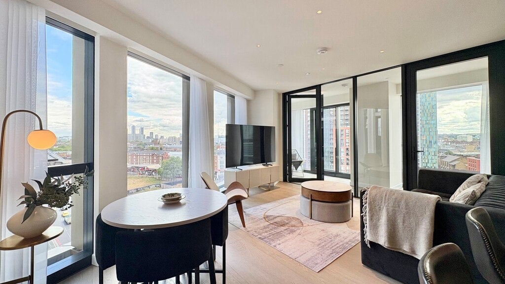 Flat Nine Elms Lane in Greater London