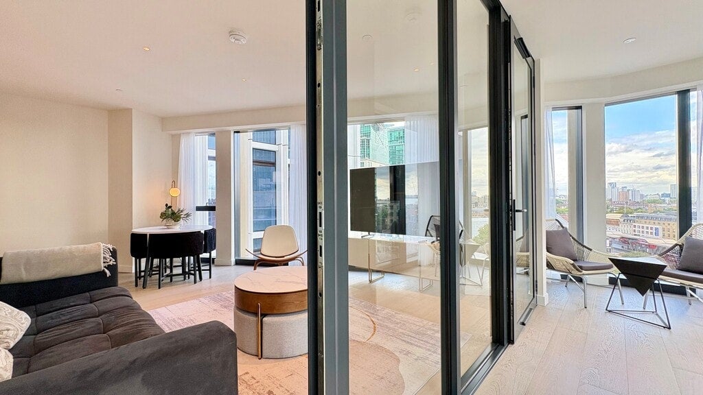Flat Nine Elms Lane in Greater London