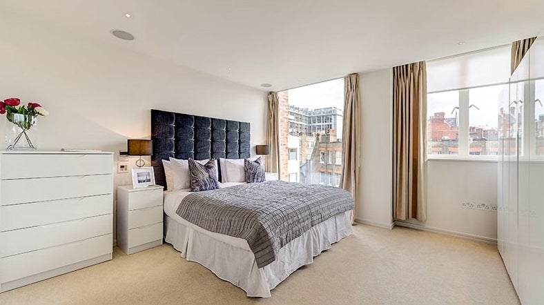 Flat Young Street in Greater London