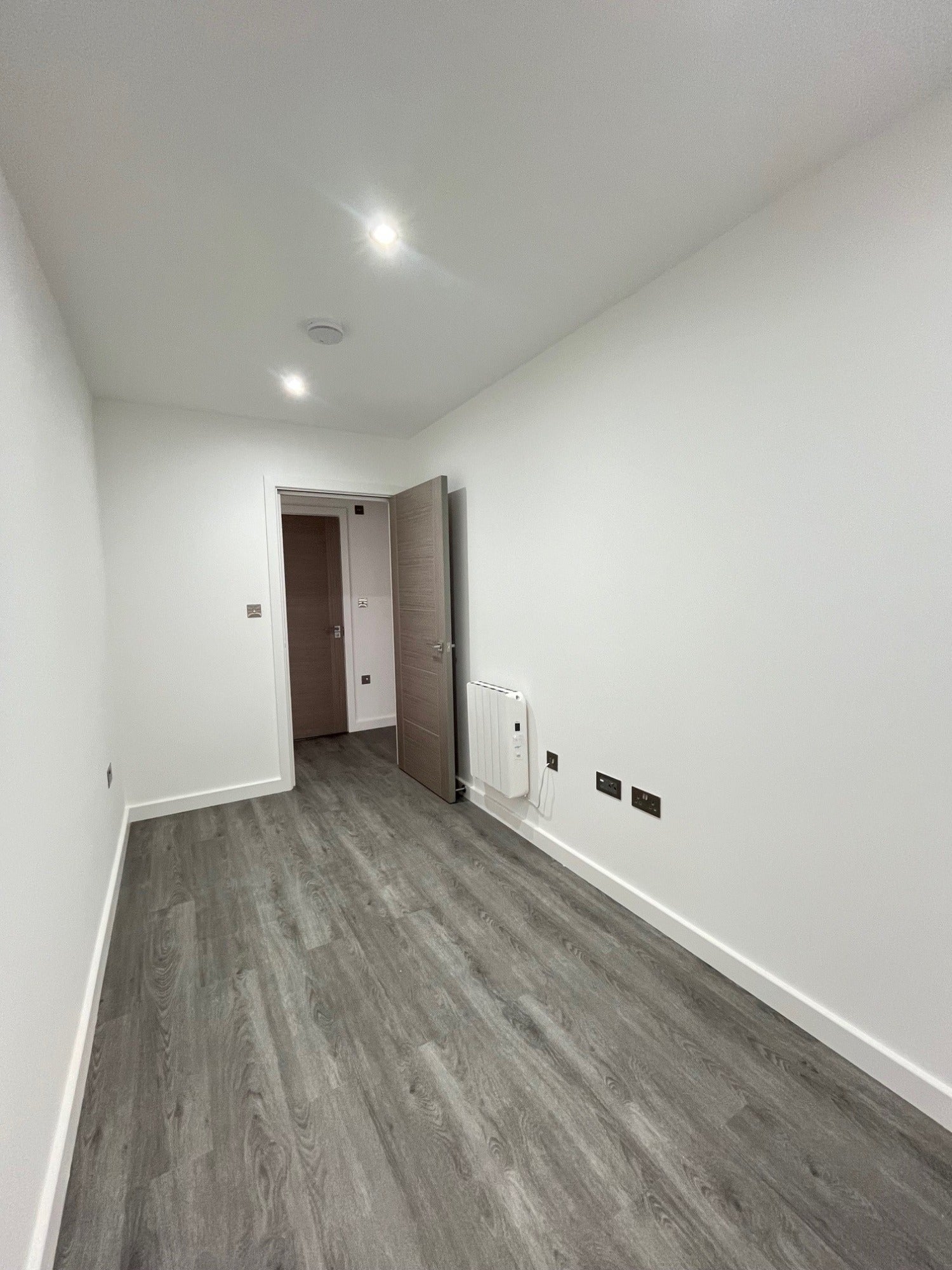 Flat Rushden Gardens in London