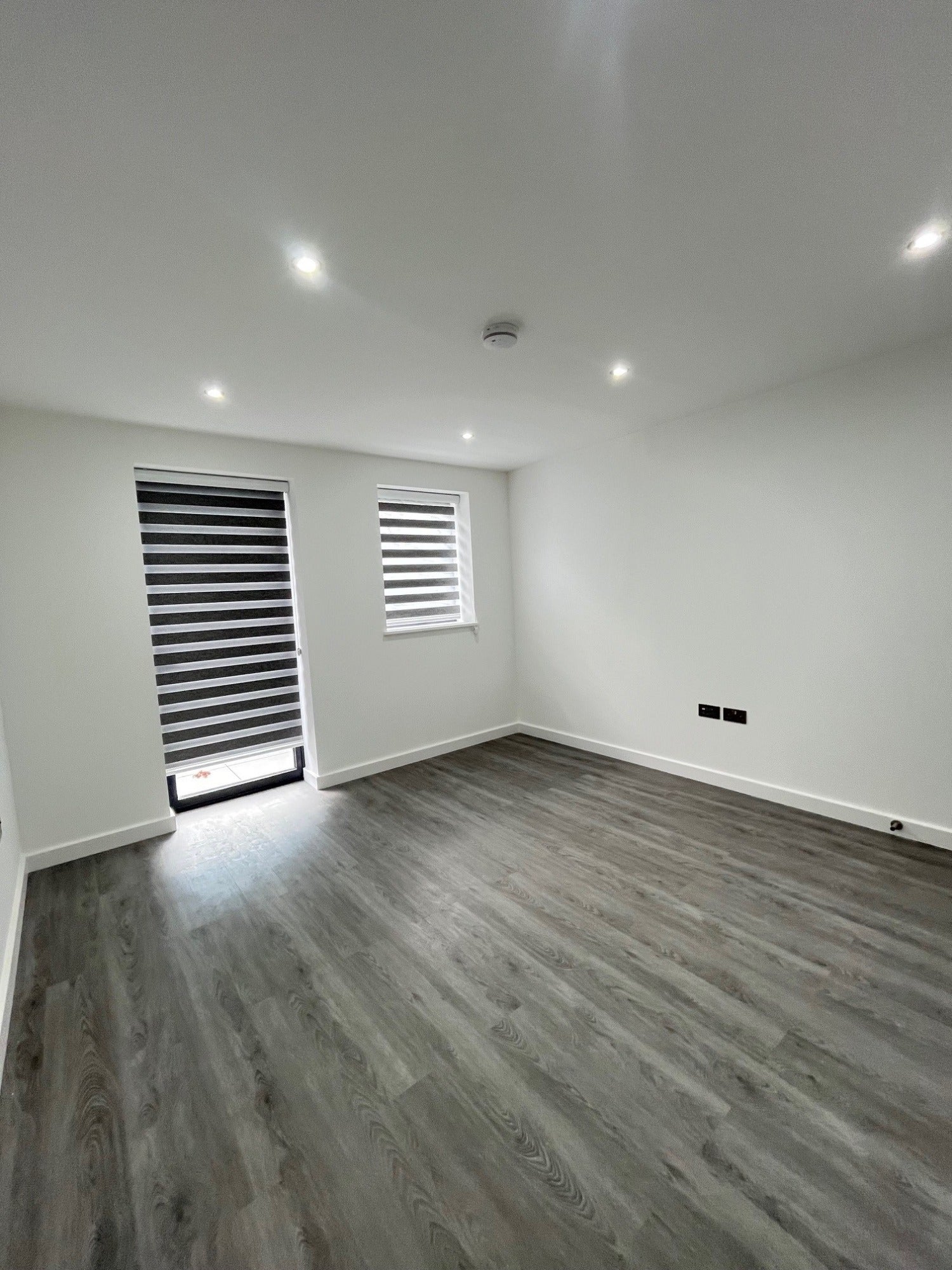 Flat Rushden Gardens in London