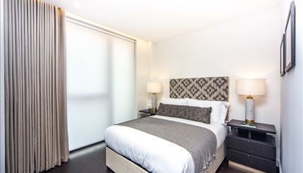 Flat Ponton Road in Greater London
