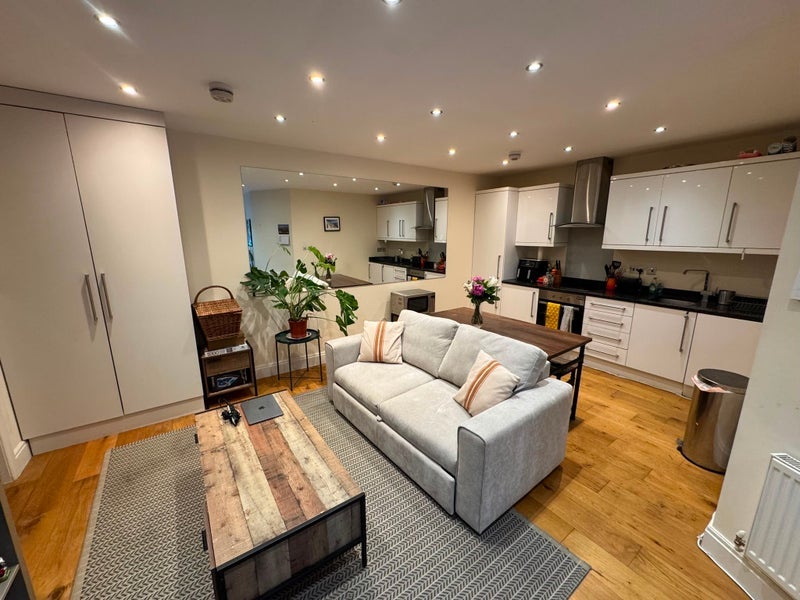 Room Arodene Road in Greater London