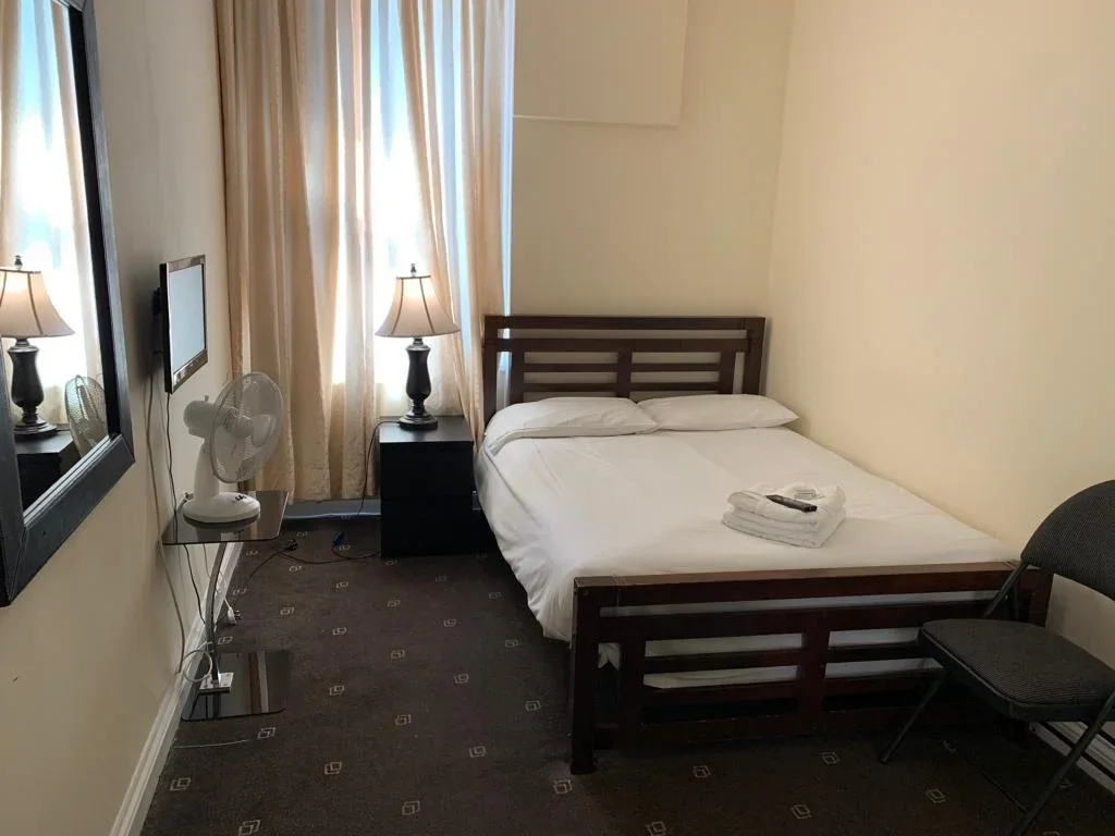 Room Bow Road in Greater London