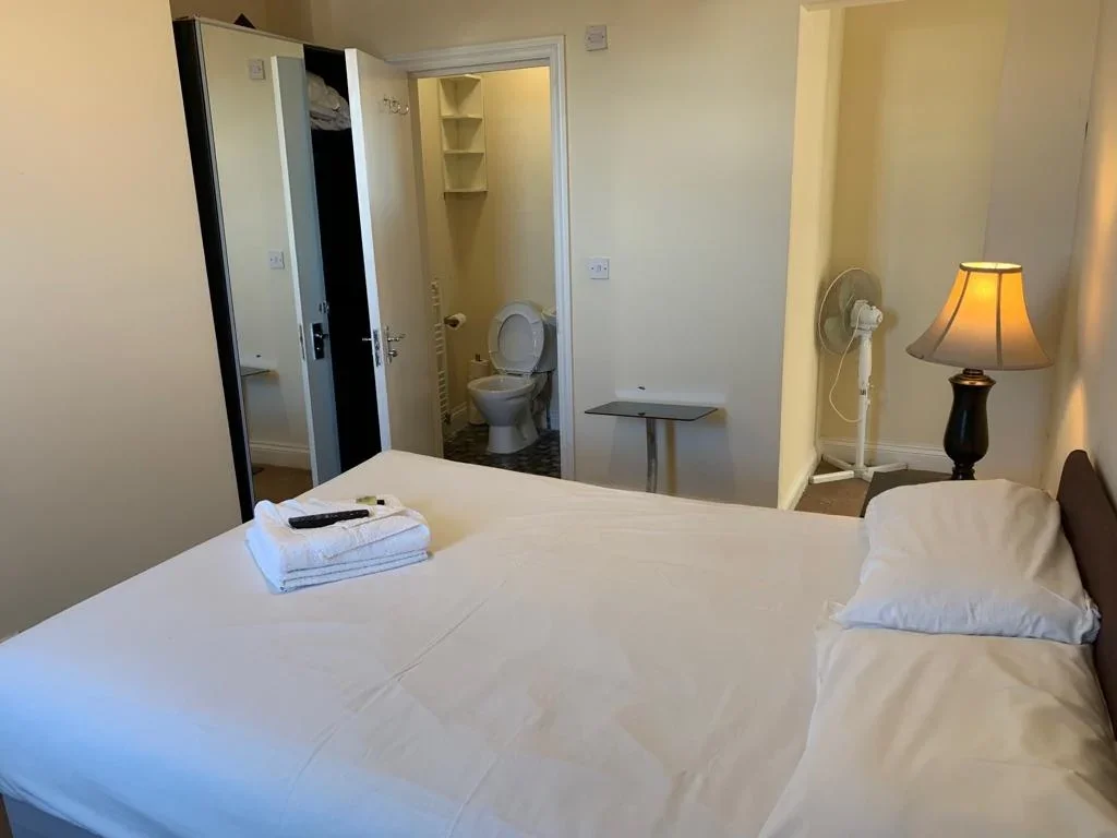 Room Bow Road in Greater London