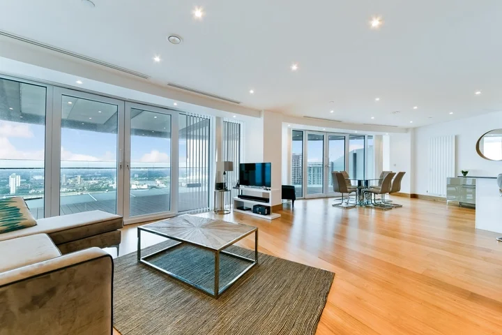 Flat Crossharbour Plaza in Greater London