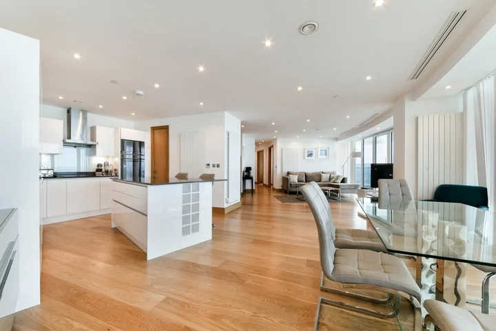 Flat Crossharbour Plaza in Greater London