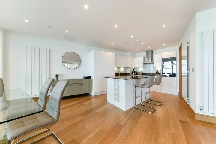 Flat Crossharbour Plaza in Greater London