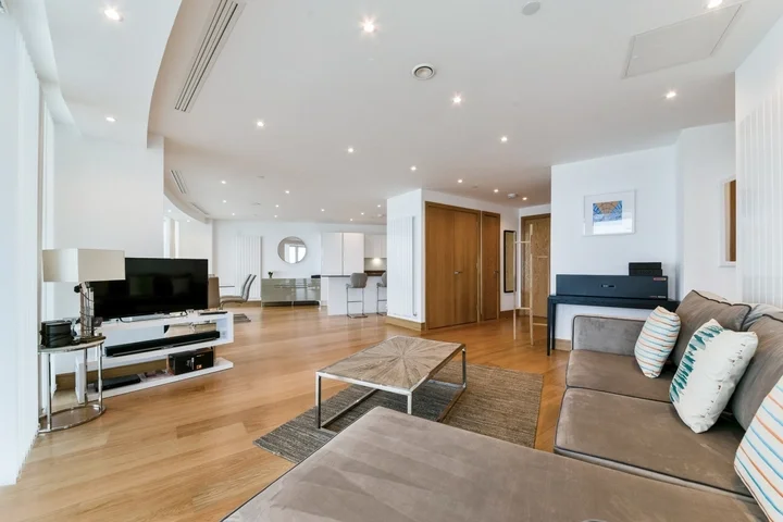 Flat Crossharbour Plaza in Greater London