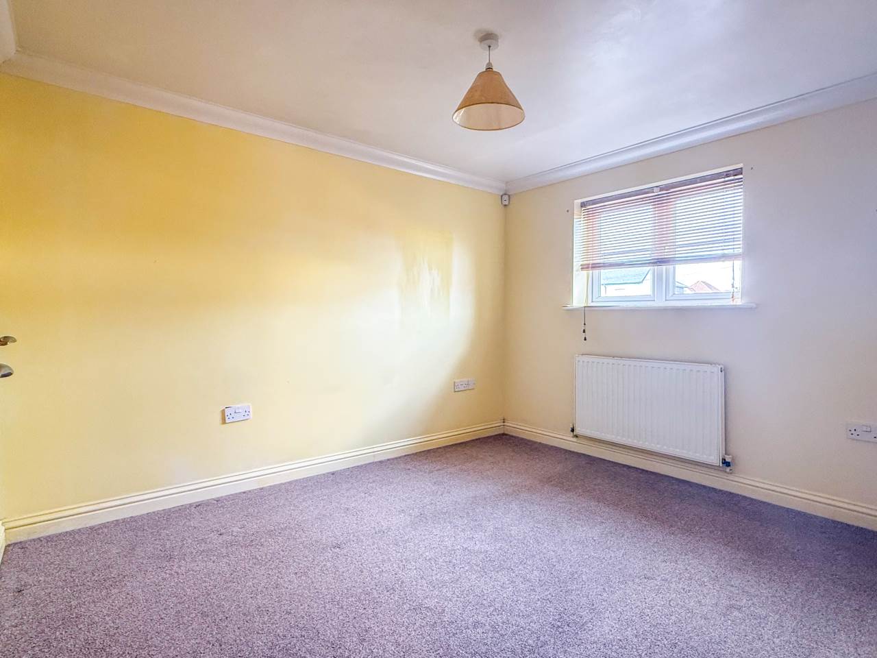 Flat Woodside Road in Bournemouth