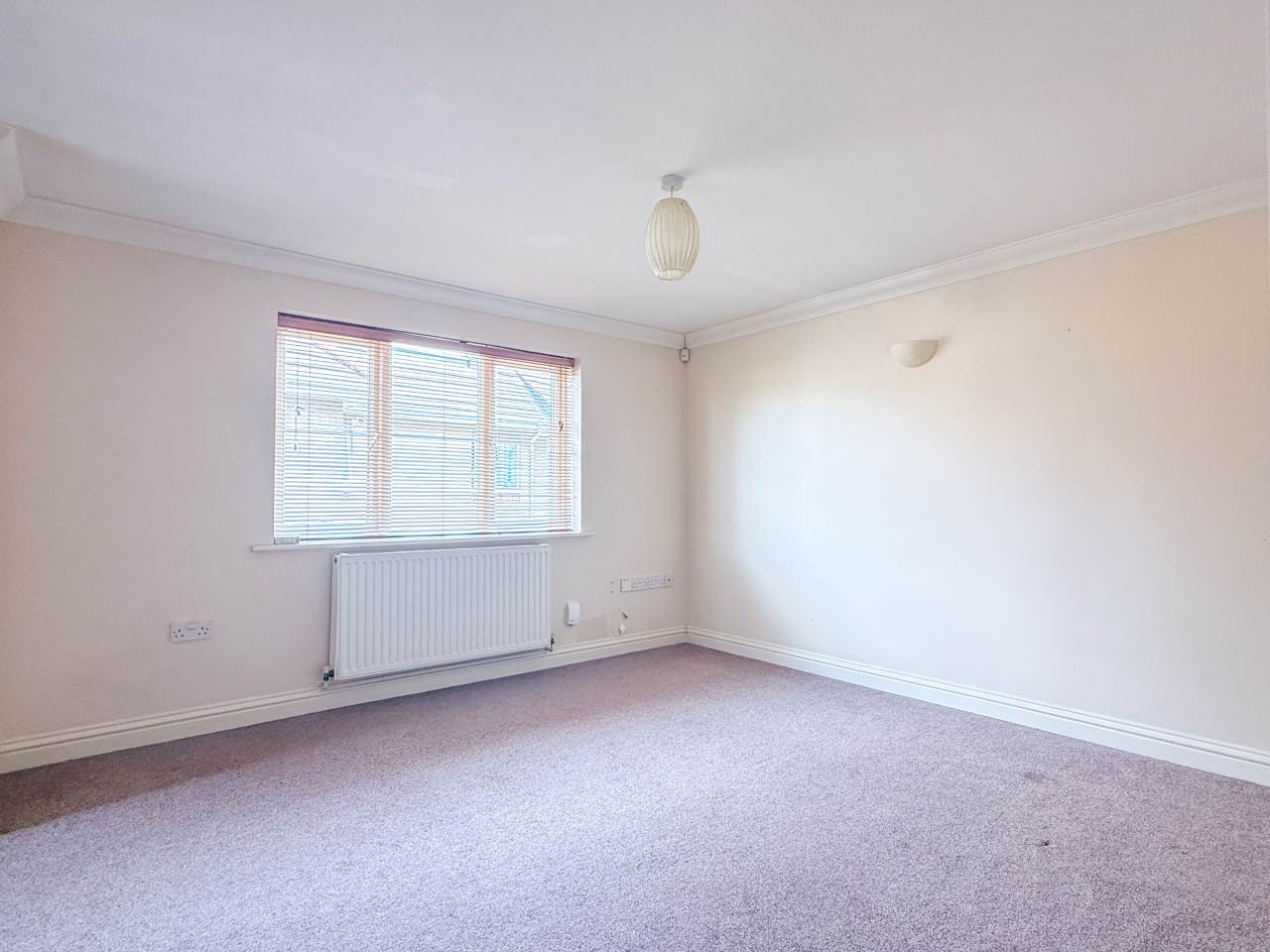 Flat Woodside Road in Bournemouth