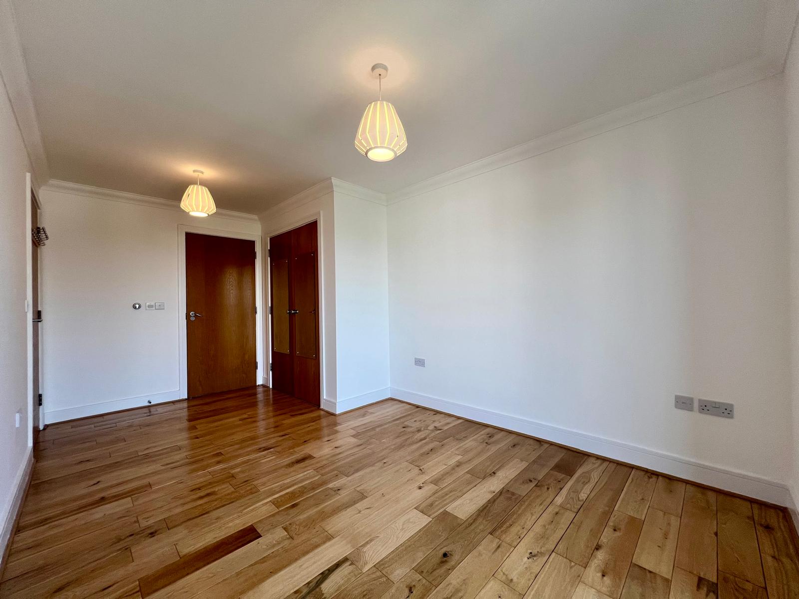 Flat Leslie Green Road in Houghton and Wyton