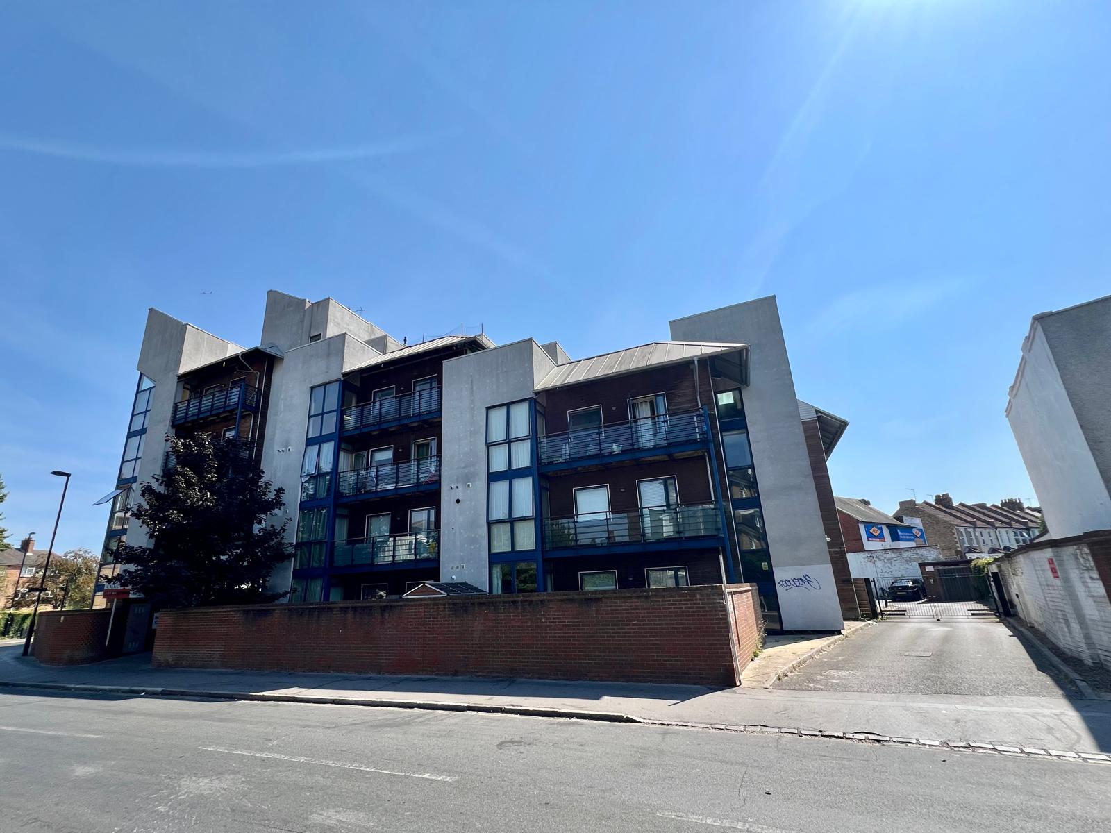 Flat Leslie Green Road in Houghton and Wyton