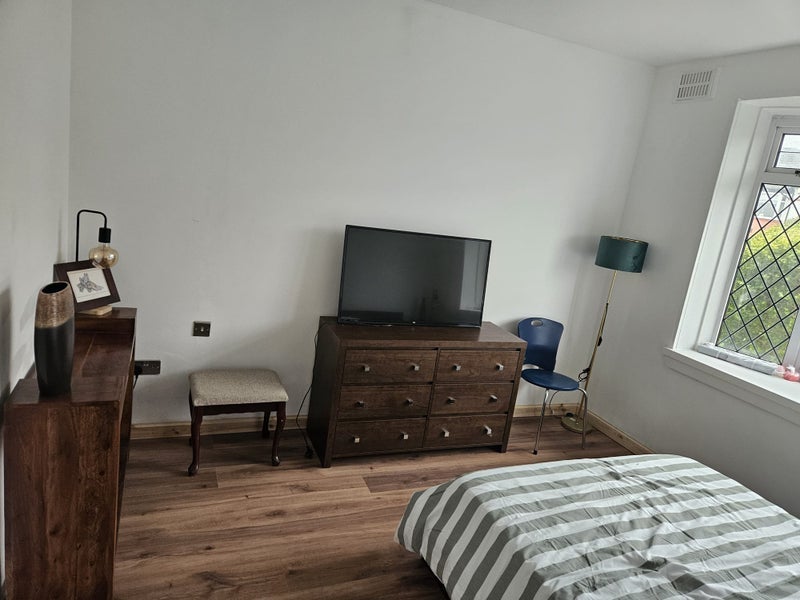 Room Moraine Avenue in Glasgow