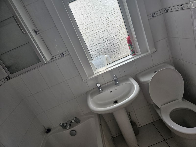 Room Moraine Avenue in Glasgow