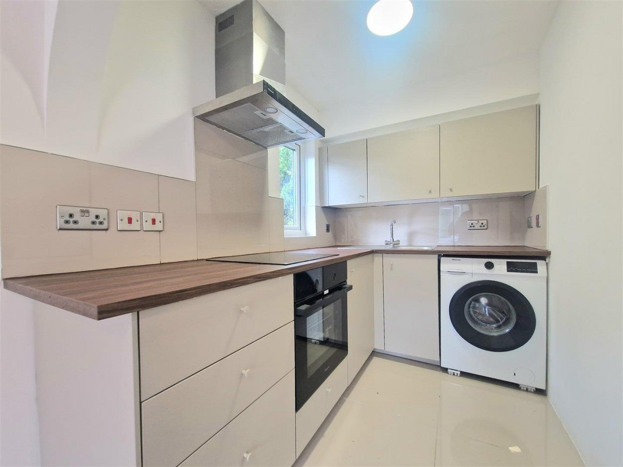 Flat Harp Island Close in Greater London