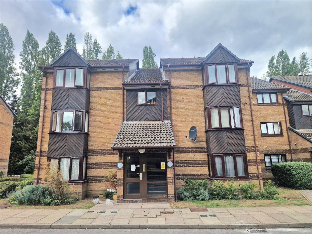 Flat Harp Island Close in Greater London