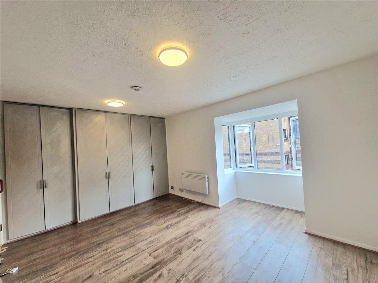 Flat Harp Island Close in Greater London
