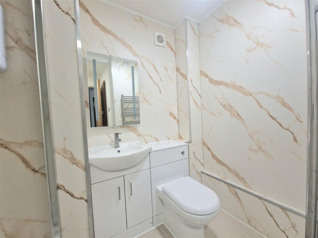 Flat Harp Island Close in Greater London