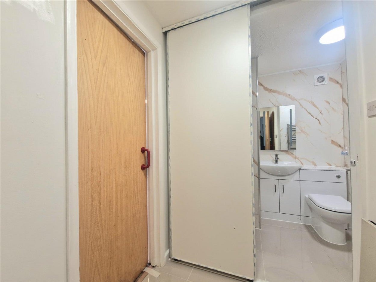 Flat Harp Island Close in Greater London