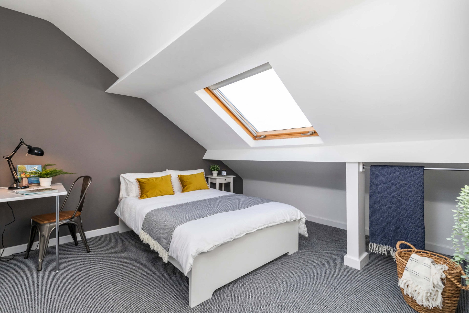 Room Estcourt Avenue in Leeds