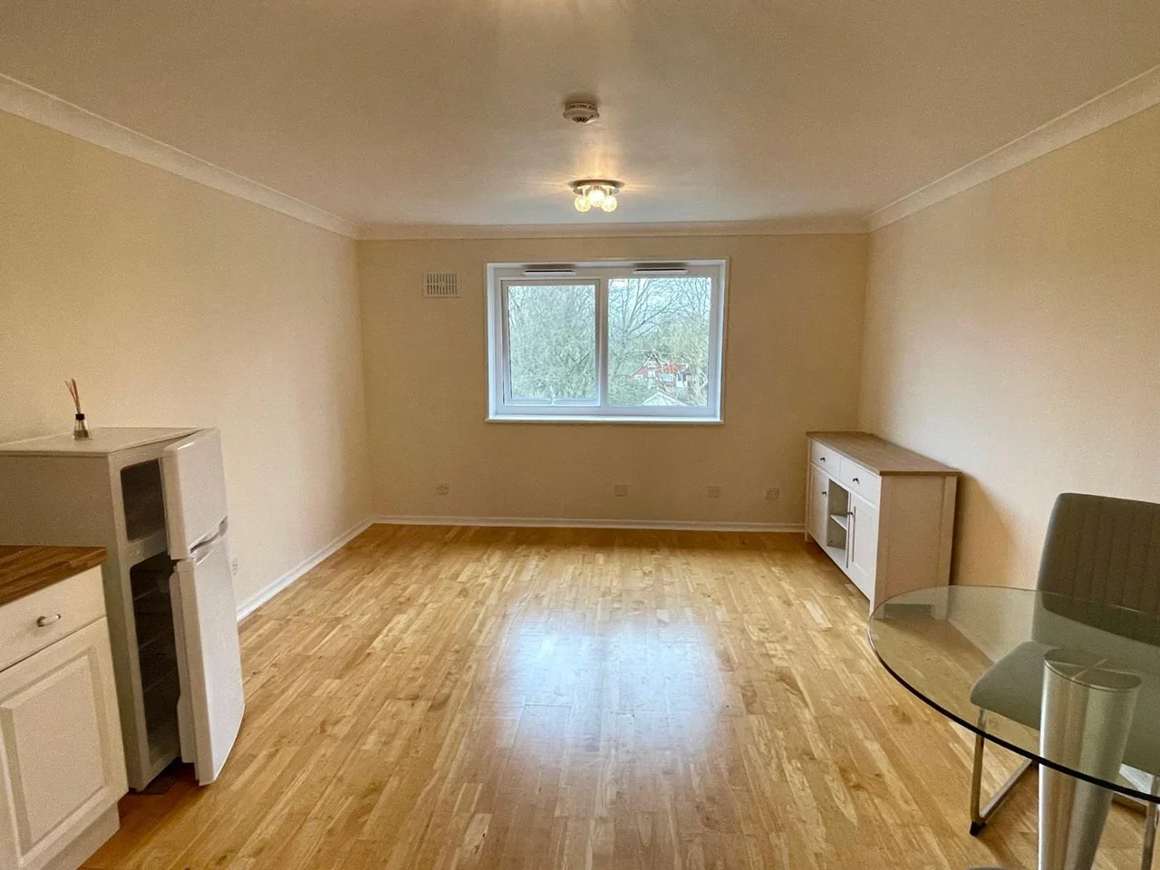 Flat Baysfarm Court in Greater London