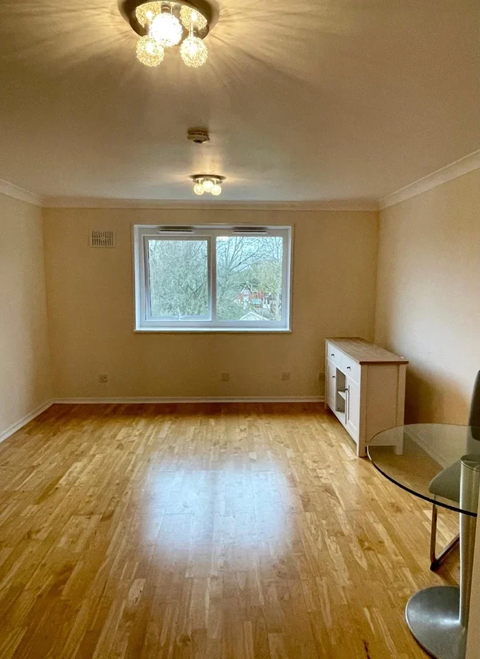 Flat Baysfarm Court in Greater London