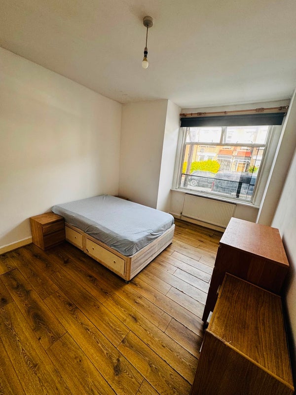 Room Crowborough Road in Greater London