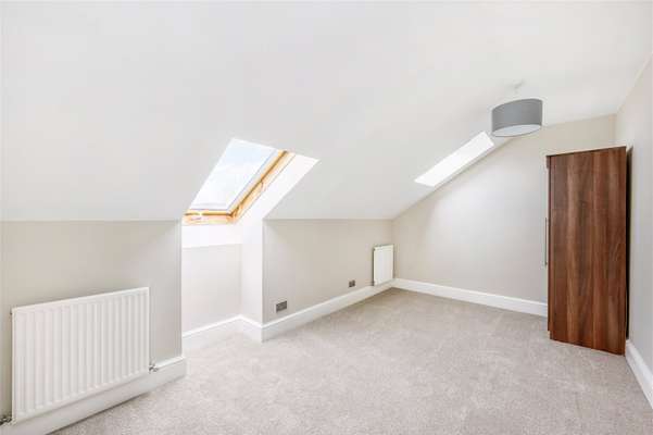 Flat Steele Road in Greater London