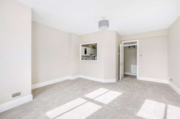 Flat Steele Road in Greater London