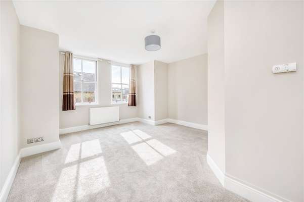 Flat Steele Road in Greater London