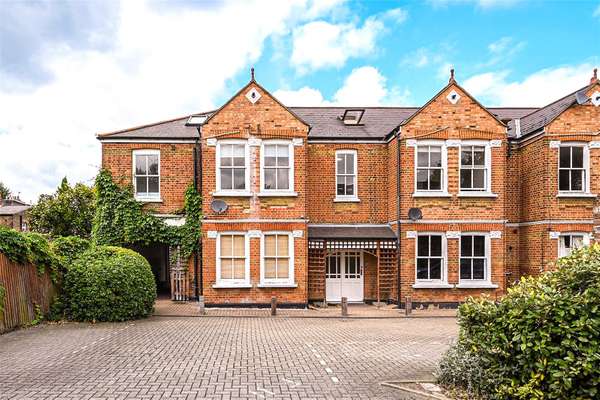 Flat Steele Road in Greater London