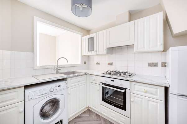 Flat Steele Road in Greater London