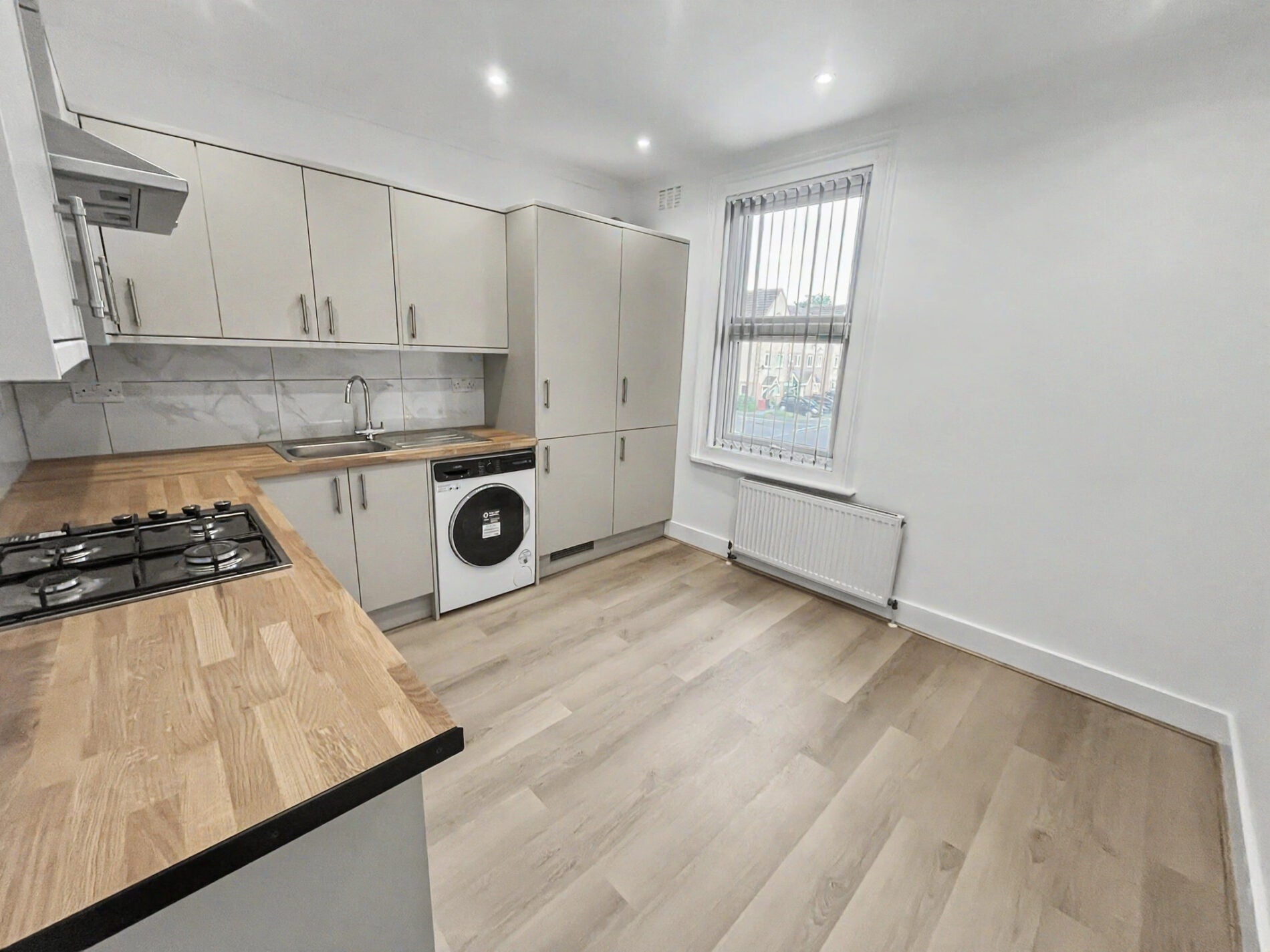 Flat Wellesley Road in Slough