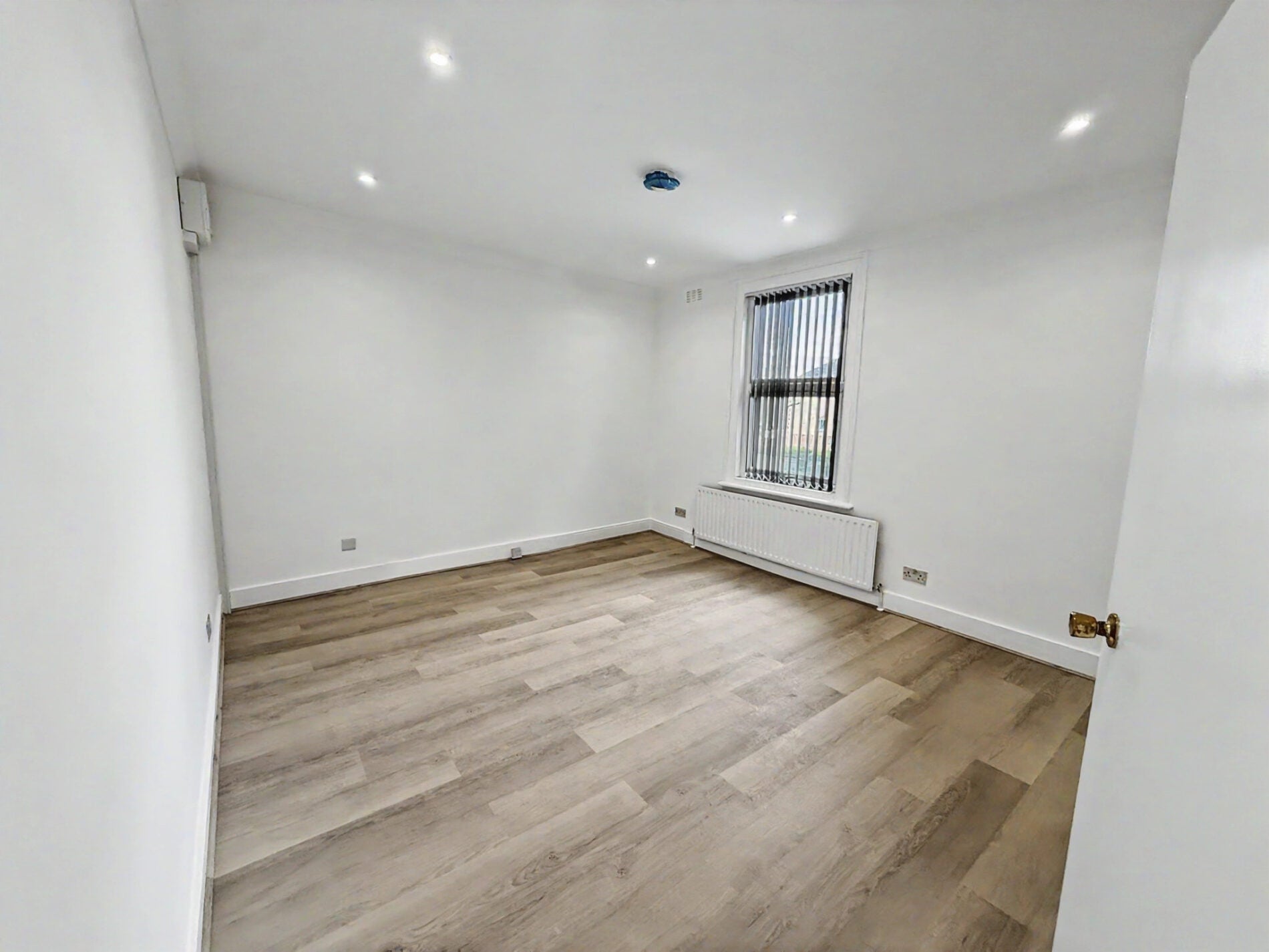 Flat Wellesley Road in Slough