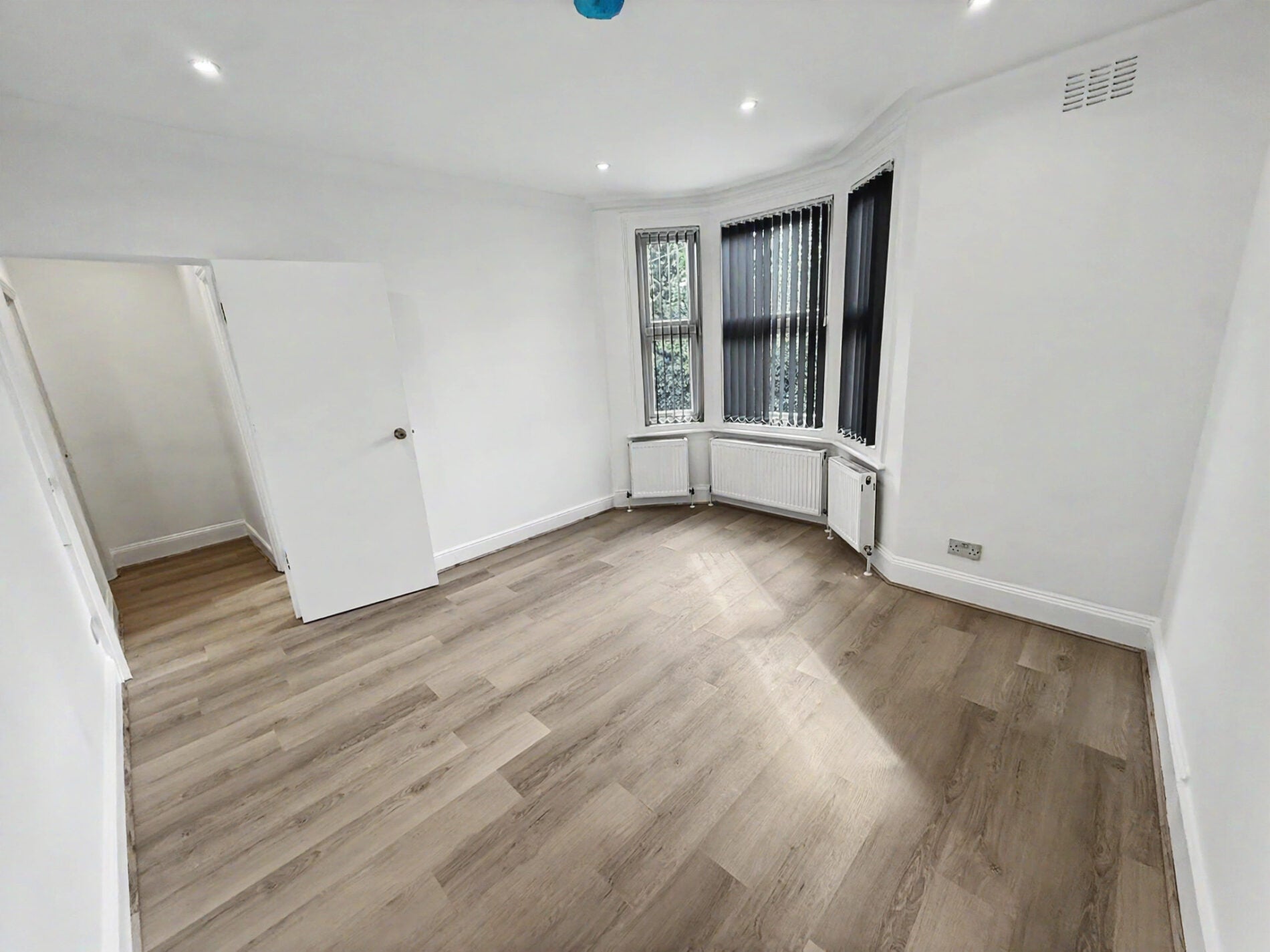 Flat Wellesley Road in Slough