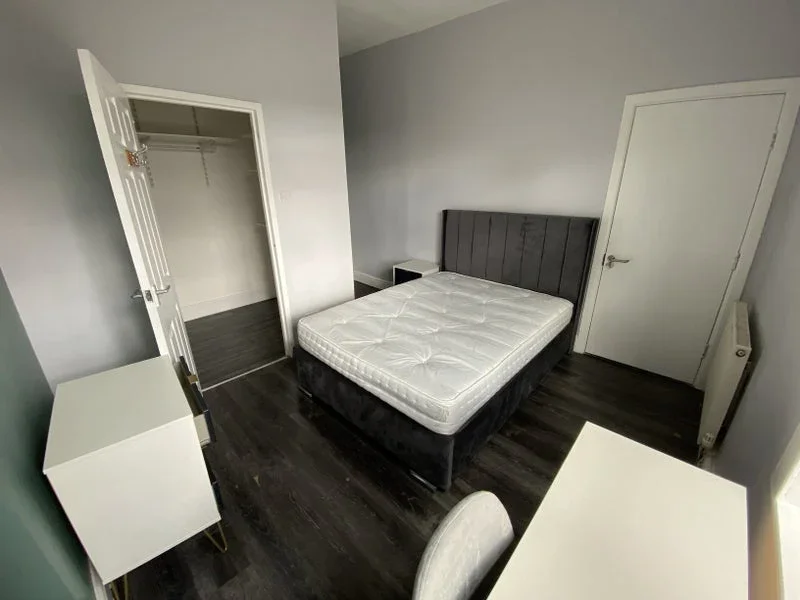 Room Station Road in Salford