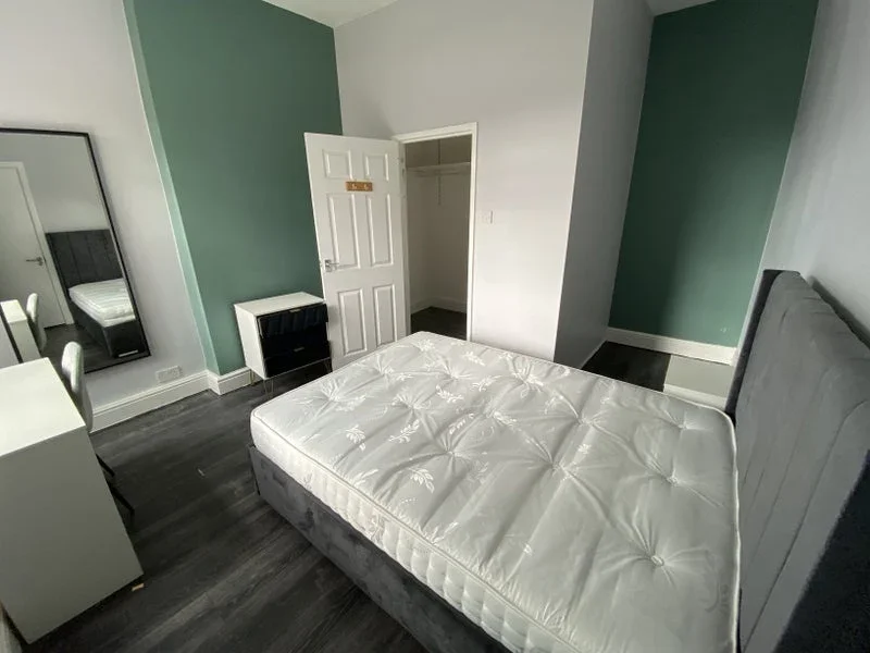 Room Station Road in Salford