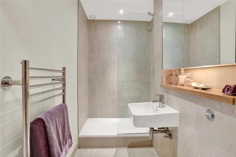 Room Bromyard Avenue in Greater London