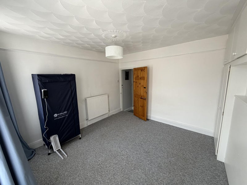 Room Hawkesbury Road in Leicester