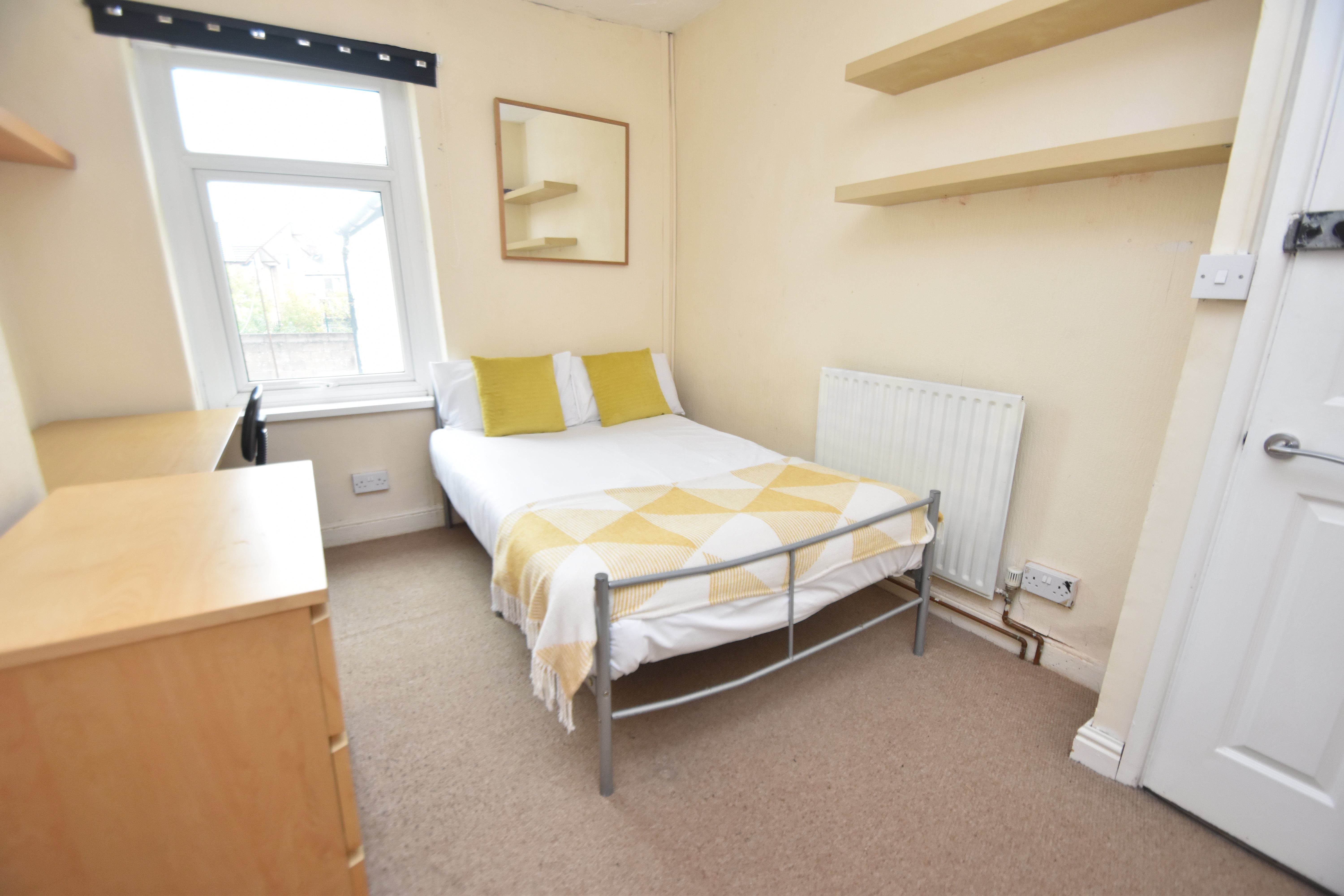 Room Woodville Road in Cardiff