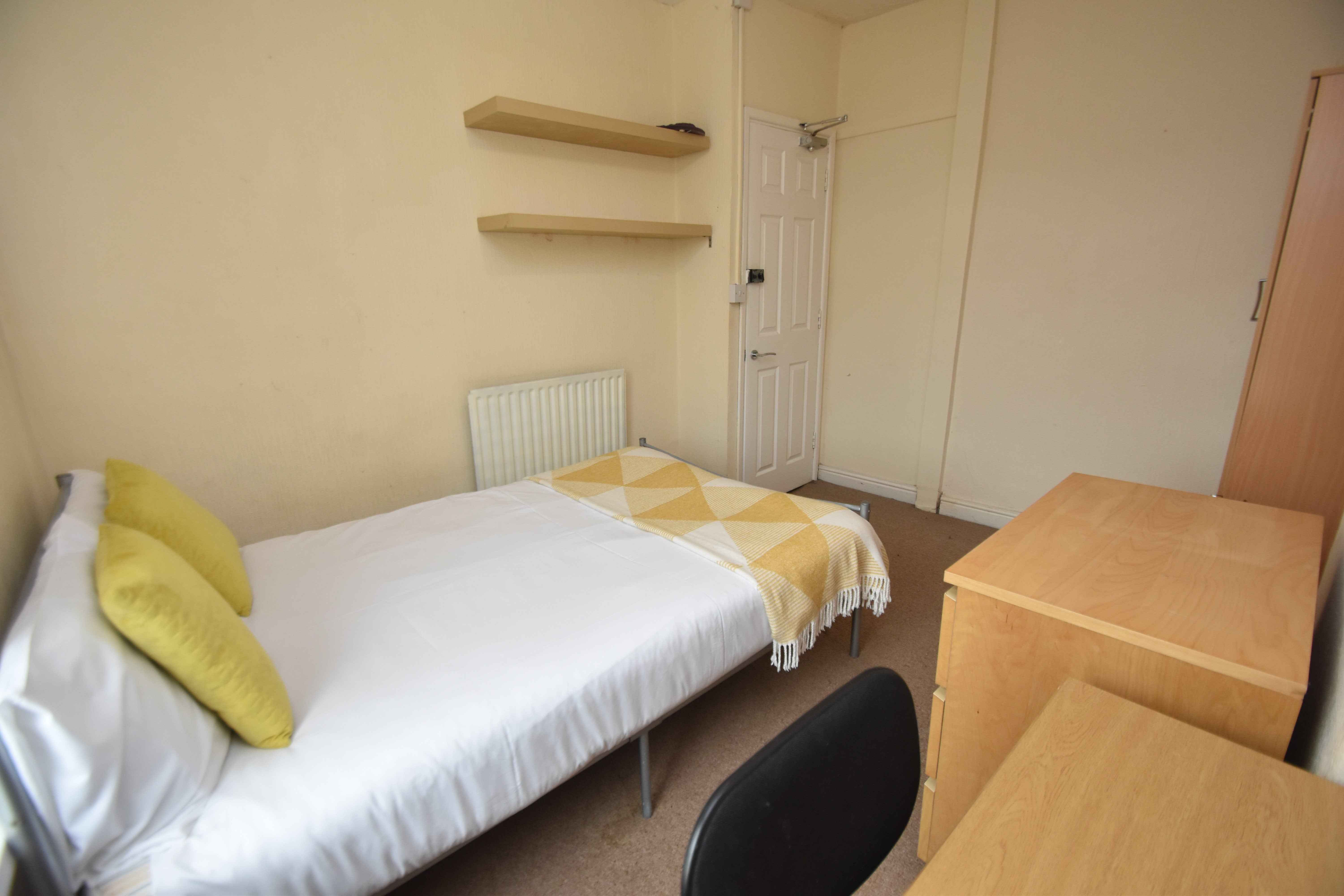 Room Woodville Road in Cardiff